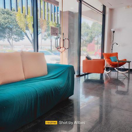 Allbes Parklands Hotel Кланг Екстериор снимка