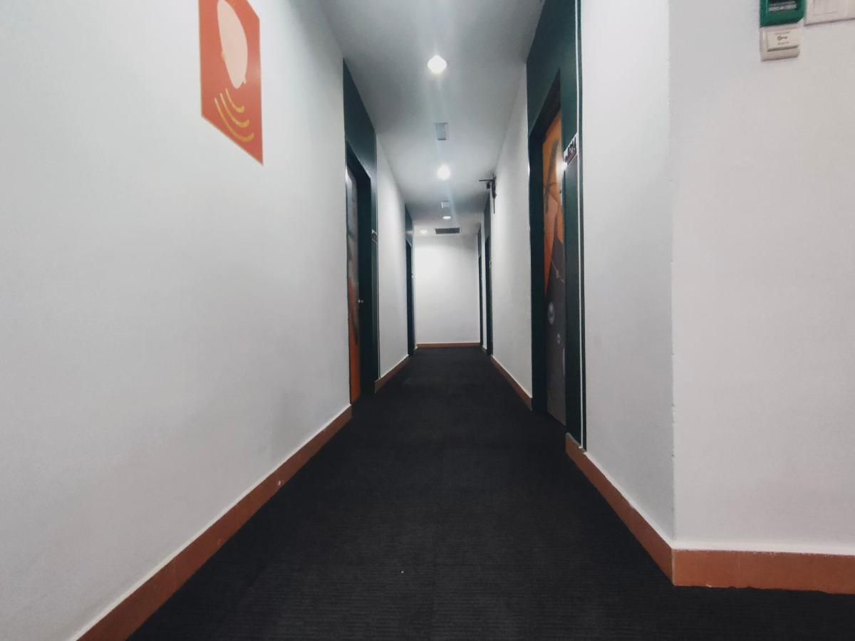 Allbes Parklands Hotel Кланг Екстериор снимка