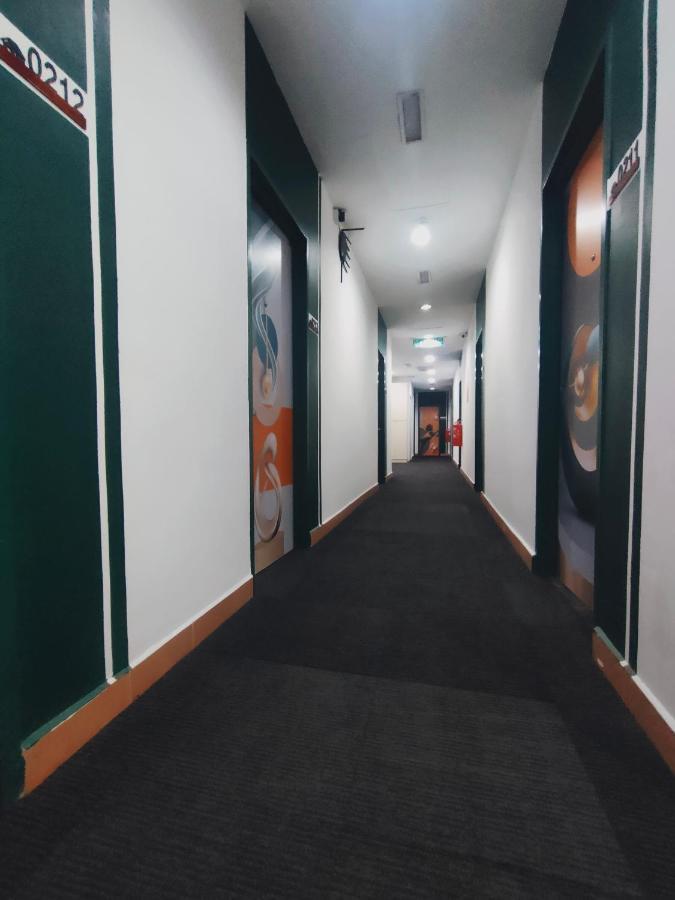 Allbes Parklands Hotel Кланг Екстериор снимка