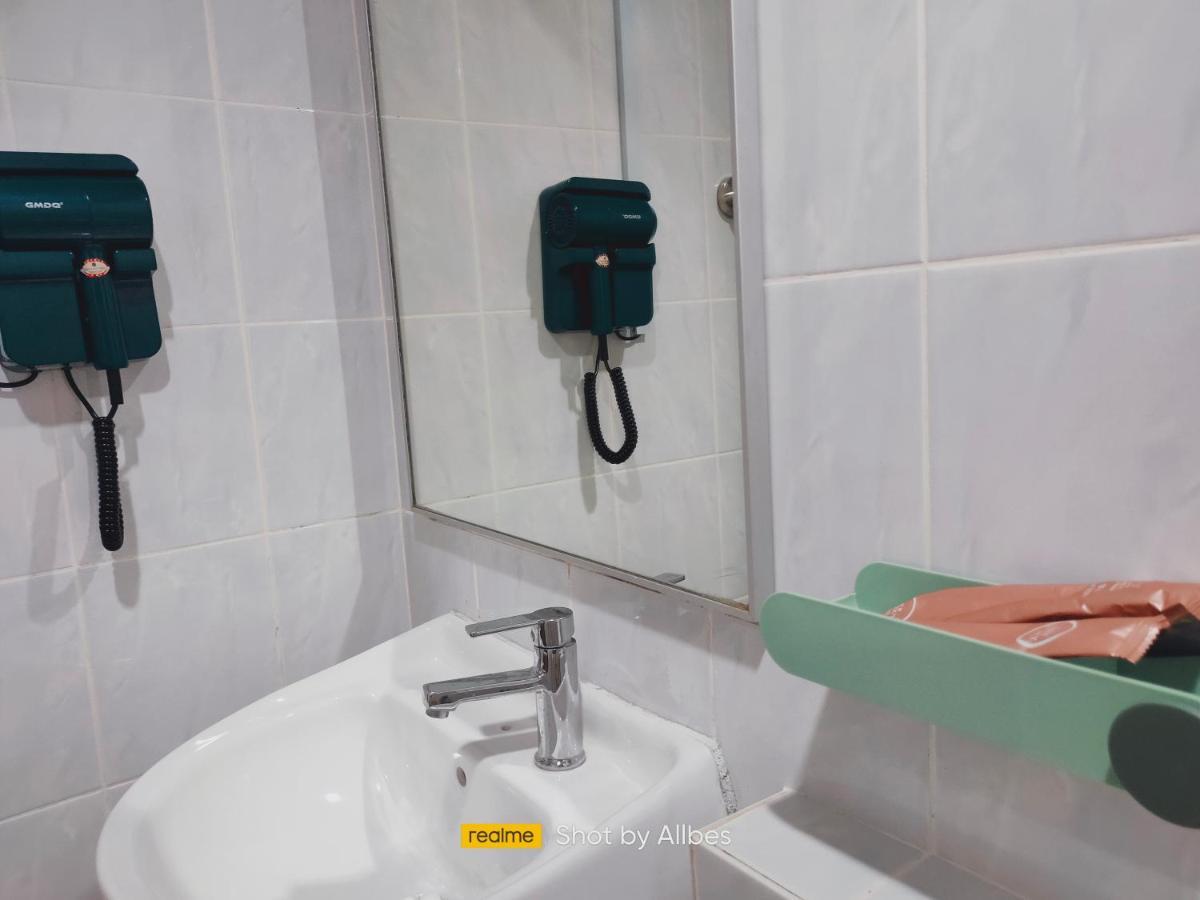 Allbes Parklands Hotel Кланг Екстериор снимка