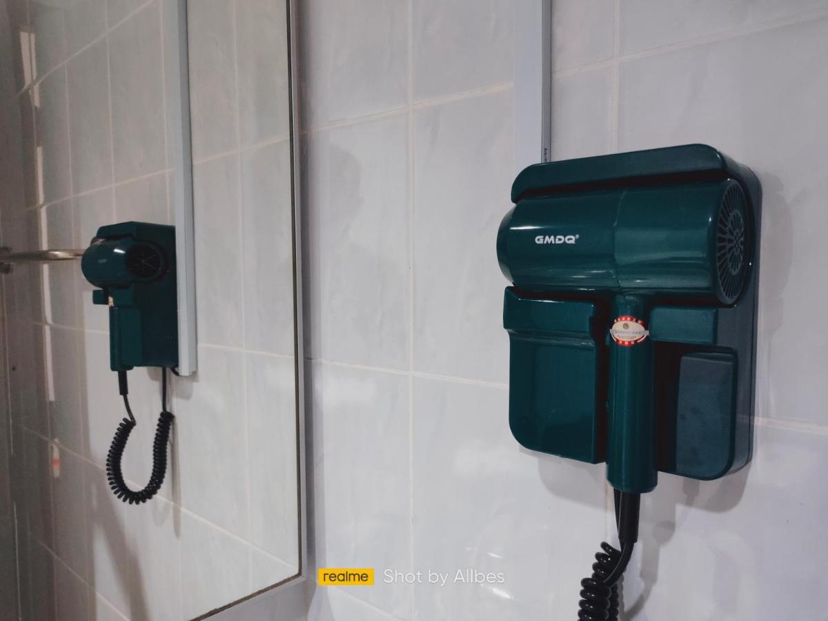 Allbes Parklands Hotel Кланг Екстериор снимка